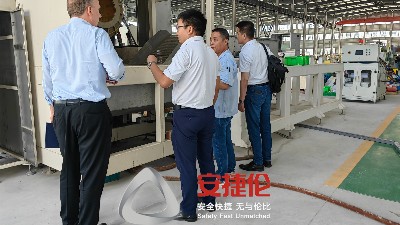 老客戶德國福沃克橡膠減震到訪安捷倫考察自動噴膠機